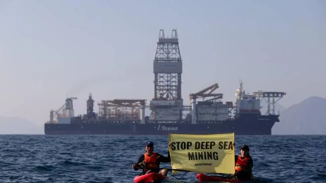 Attivisti di Greenpeace protestano contro la nave “mineraria“ Hidden Gem