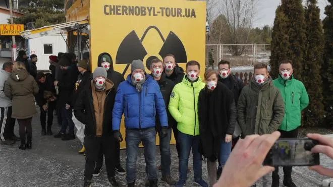 Turisti a Chernobyl (foto del 2020): la zona è contaminata dopo il disastro nucleare del 26 aprile 1986 e le radiazioni restano
