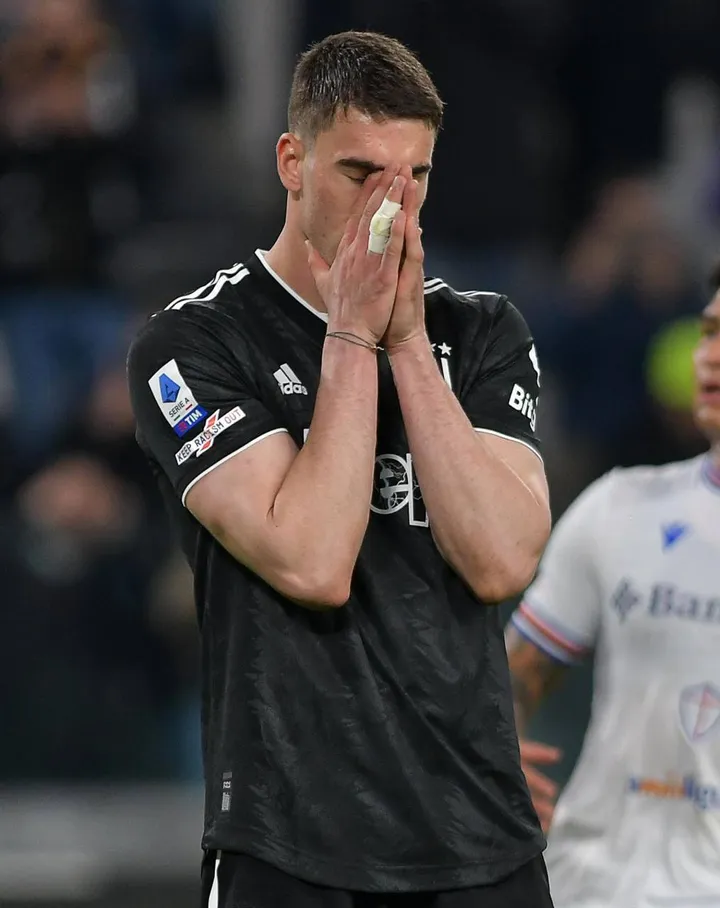 Dusan Vlahovic, 23 anni, da cinque partite non segna in campionato. L’attaccante serbo ha colpito il palo su rigore e la traversa prima del gol di Soulé