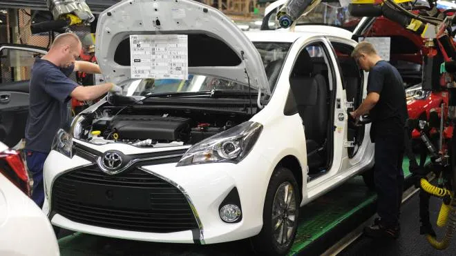 Employees are at work on the assembly line of the Toyota Yaris, on June 30, 2015 at the Toyota plant in Onnaing, northern France. AFP PHOTO / FRANCOIS LO PRESTI (Photo by FRANCOIS LO PRESTI / AFP)