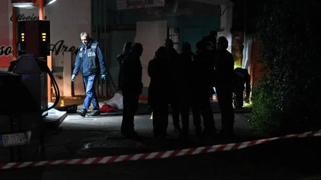 Squadra mobile indaga sull'omicidio di un uomo di 51 anni, italiano, ucciso nel quartiere Torpignattara. L'uomo era dal benzinaio quando � stato raggiunta da alcuni colpi di arma da fuoco, Roma 13 marzo 2023. ANSA/CLAUDIO PERI