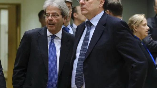 Da sinistra, il commissario europeo Paolo Gentiloni, 67 anni, e Giancarlo Giorgetti (56), titolare del Mef