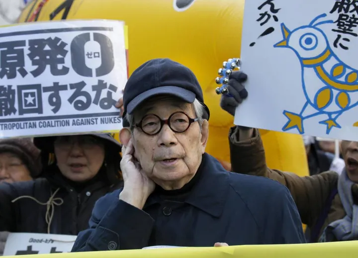 Kenzaburo Oe durante una manifestazione contro il nucleare. Vinse il Nobel nel 1994