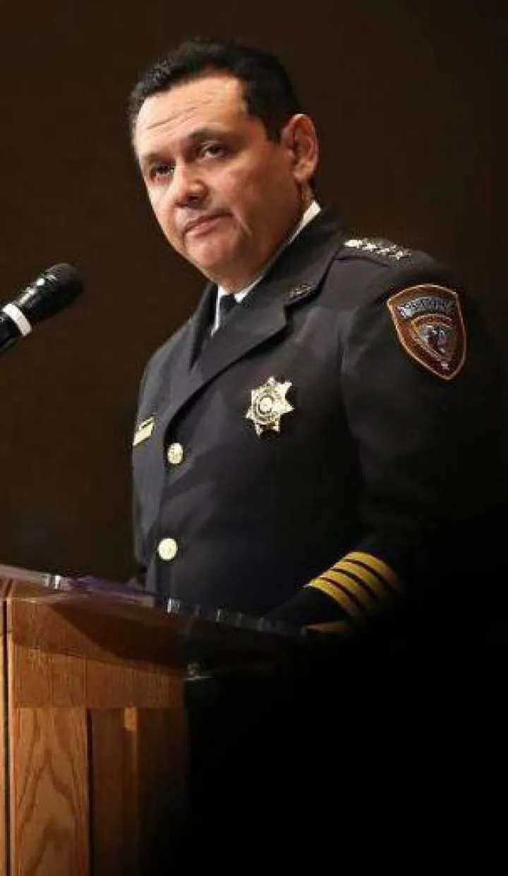 Lo sceriffo di Harris County, Ed Gonzales, coordina le indagini
