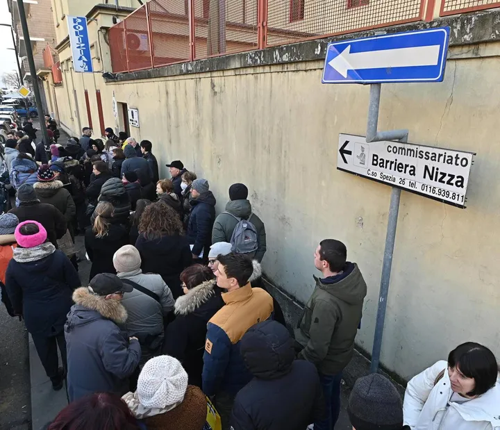 La lunga coda di cittadini in attesa di chiedere il passaporto al commissariato Barriera Nizza di Torino
