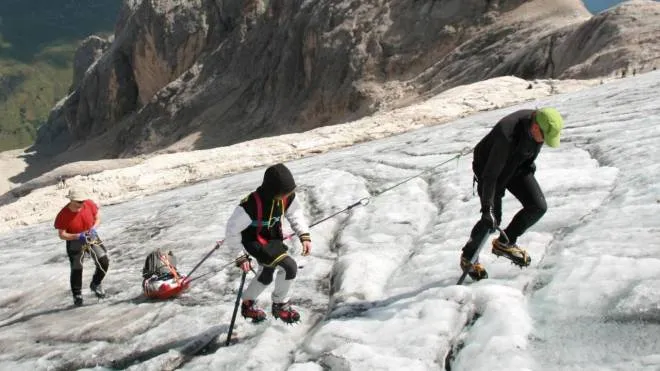 Tre scalatori in cordata sul ghiacciaio della Marmolada (foto di repertorio)
