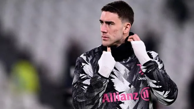 Juventus' Serbian forwar Dusan Vlahovic warms up prior to the Italian Serie A football match between Juventus and Torino at the Juventus Stadium in Turin on February 28, 2023. (Photo by MARCO BERTORELLO / AFP)