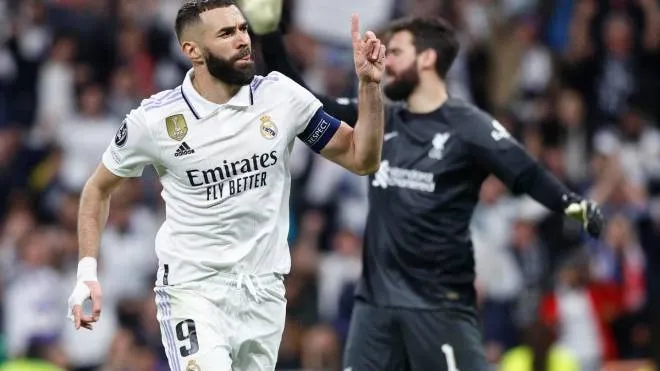 epa10525173 Real Madrid's Karim Benzema celebrates after scoring the 1-0 lead during the UEFA Champions League round of 16 second leg soccer match between Real Madrid and Liverpool, in Madrid, Spain, 15 March 2023.  EPA/RODRIGO JIMENEZ