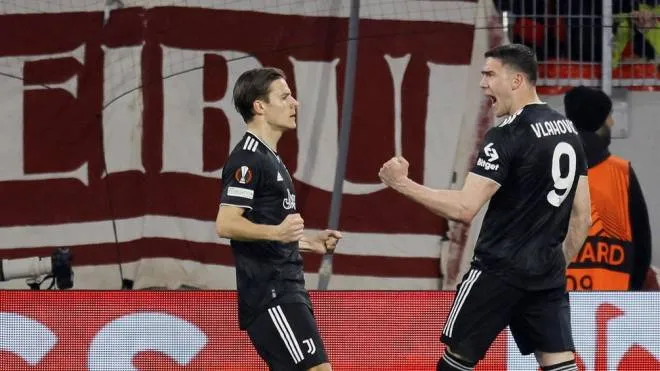 epa10526966 Juventus' Dusan Vlahovic (R) reacts after scoring the opener goal for 1-0 lead against Freiburg during the UEFA Europa League, Round of 16, 2nd leg match between SC Freiburg and Juventus Turin in Freiburg, Germany, 16 March 2023.  EPA/Ronald Wittek
