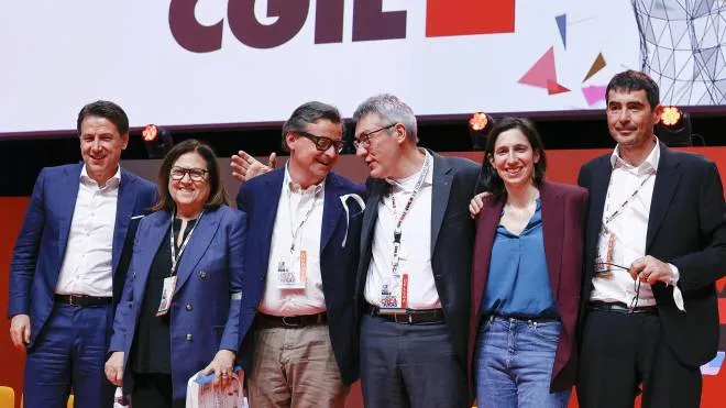 Da sinistra: Giuseppe Conte, Lucia Annunziata, Carlo Calenda, Maurizio Landini, Elly Schlein e Nicola Fratoianni
