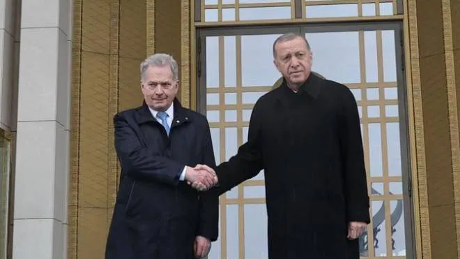 Turkish President Recep Tayyip Erdogan (R) shakes hands with Finnish President Sauli Niinisto (L) at the Presidential Complex in Ankara, on March 17, 2023. (Photo by Adem ALTAN / AFP)