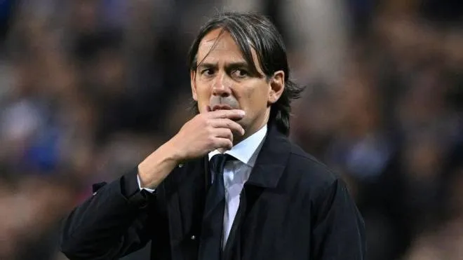 Inter Milan's Italian coach Simone Inzaghi gestures during the UEFA Champions League last 16 second leg football match between FC Porto and Inter Milan at the Dragao stadium in Porto on March 14, 2023. (Photo by PATRICIA DE MELO MOREIRA / AFP)