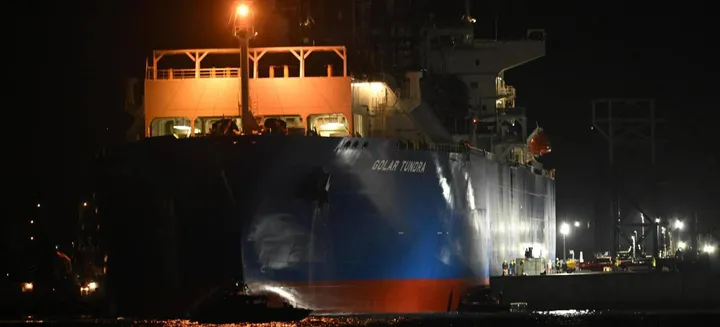 La nave rigassificatrice Golar Tundra ha attraccato nella notte al porto di Piombino dopo 19 giorni di navigazione da Singapore (Foto Novi)
