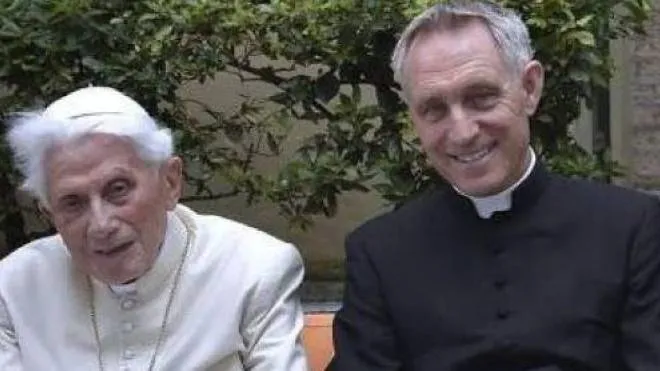 Monsignor Georg Gaenswein, 66 anni, ha assistito fino all’ultimo papa Benedetto XVI deceduto nel dicembre scorso a 95 anni nel monastero vaticano Mater Ecclesiae