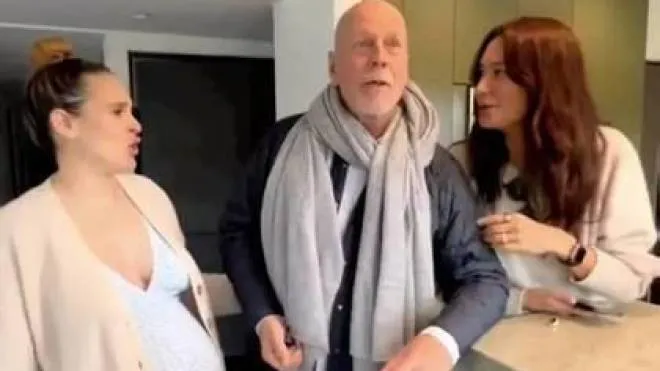 Bruce Willis, 68 anni, nel video postato sui social network da Demi Moore
