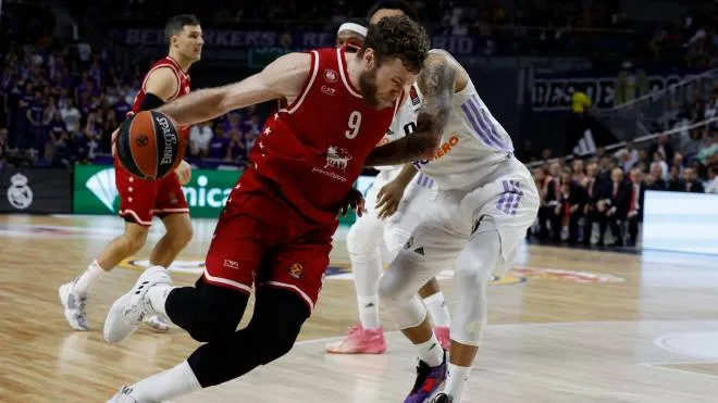 epa10527575 Armani Milano's Nicolo Melli (L) in action against Real Madrid's Adam Hanga (R) during the Euroleague basketball match between Real Madrid and Olimpia Milano held at Wizink Center arena in Madrid, central Spain, 16 March 2023.  EPA/JUANJO MARTIN