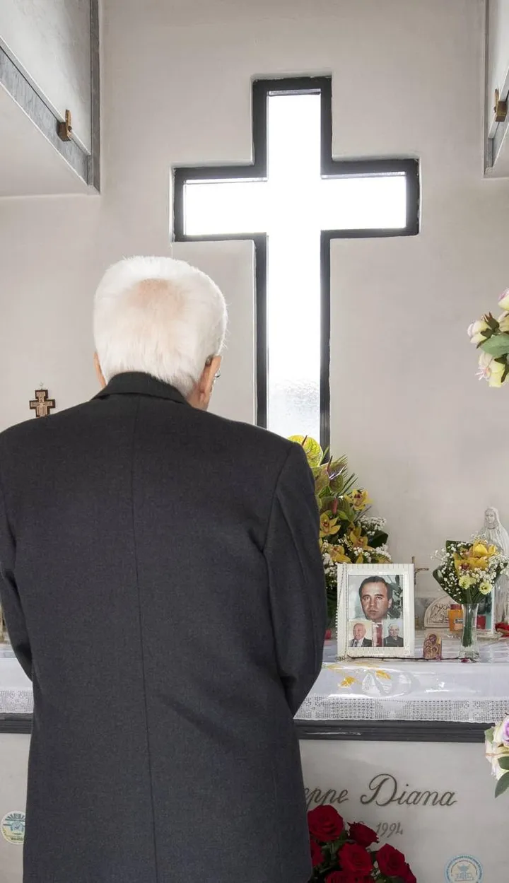 Sergio Mattarella, 81 anni, davanti alla tomba di don Giuseppe Diana