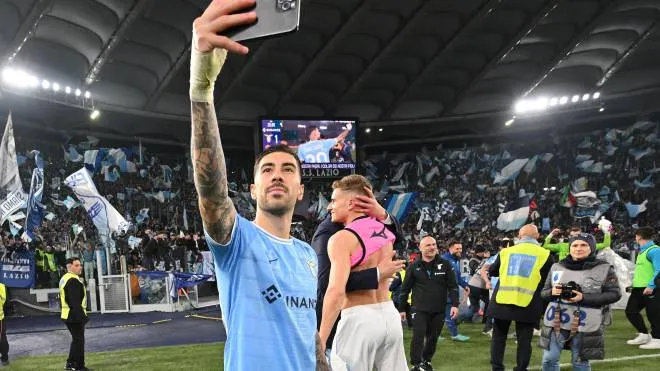 Mattia Zaccagni festeggia il derby con un selfie sotto la Curva Nord
