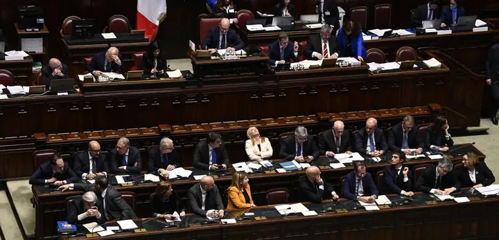 I banchi del governo durante il dibattito di ieri mattina a Montecitorio: spicca a prima vista l’assenza dei ministri della Lega