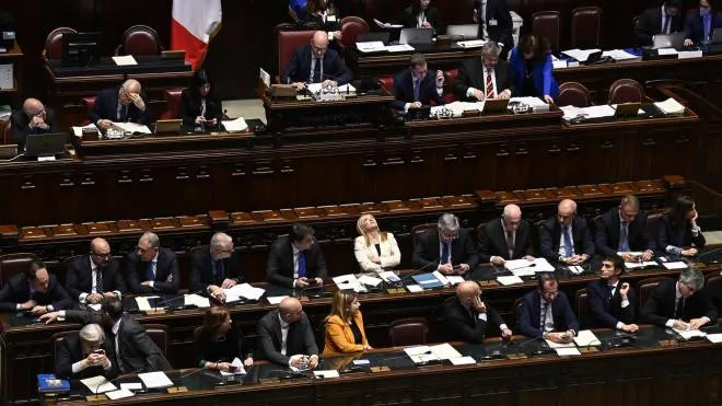 I banchi del governo durante il dibattito di ieri mattina a Montecitorio: spicca a prima vista l’assenza dei ministri della Lega