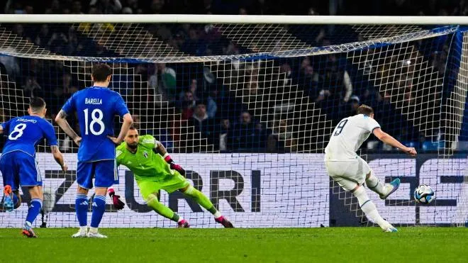 England's forward Harry Kane (R) shoots to score a penalty and his side's second goal during the UEFA Euro 2024 Group C qualification match between Italy and England, on March 23, 2023 at the Diego-Maradona stadium in Naples. (Photo by Alberto PIZZOLI / AFP)