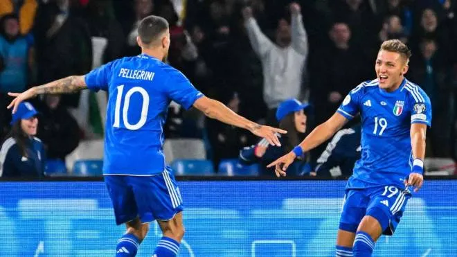 Italy's forward Mateo Retegui (R) celebrates after scoring his side's first goal during the UEFA Euro 2024 Group C qualification match between Italy and England, on March 23, 2023 at the Diego-Maradona stadium in Naples. (Photo by Alberto PIZZOLI / AFP)