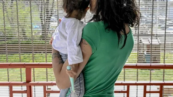 Una madre con bambino in carcere. Oggi sono 23 in Italia, con 26 bambini