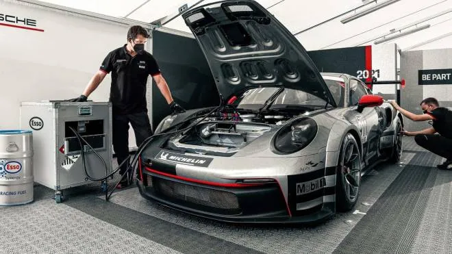 La Porsche ha iniziato a produrre carburante E e attualmente lo usa nelle competizioni sportive
