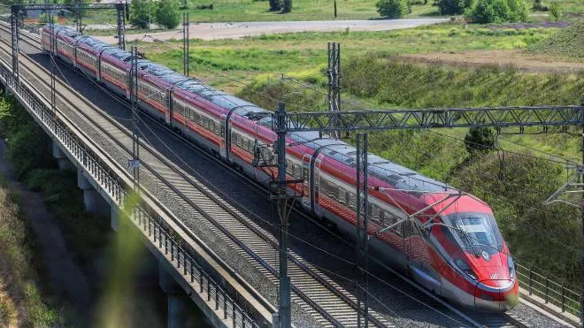 L’elegante livrea del Frecciarossa 1000 il primo treno Alta Velocità al mondo ad avere ottenuto la certificazione di impatto ambientale