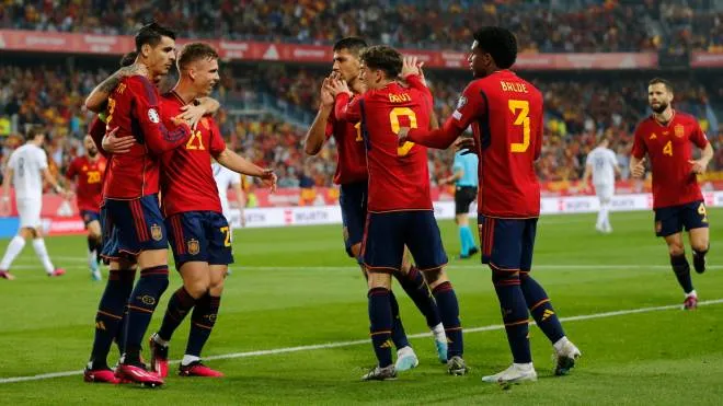 L'esultanza della Spagna dopo la rete di Dani Olmo contro la Norvegia
