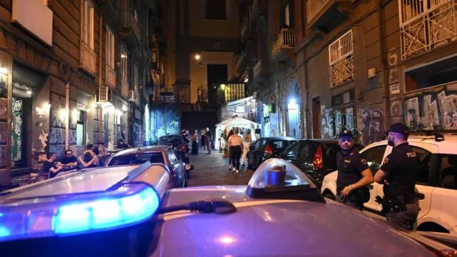 Agenti durante un intervento in centro città, in una delle zone della movida napoletana, in una foto d'archivio. ANSA/CIRO FUSCO