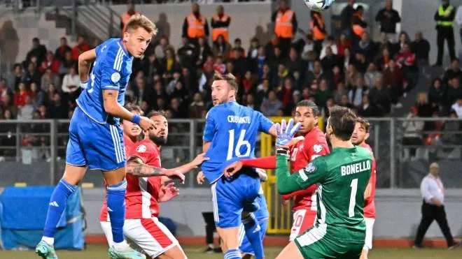 Italy's forward Mateo Retegui (L) scores his team's first goal by a header during the UEFA Euro 2024 Group C qualification match between Malta and Italy, at the National stadium in Ta'Qali, Malta, on March 26, 2023. (Photo by Alberto PIZZOLI / AFP)