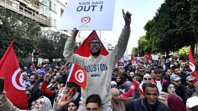 Migliaia di manifestanti in piazza a Tunisi contro il presidente Kais Saied nell’anniversario della rivolta del 2011