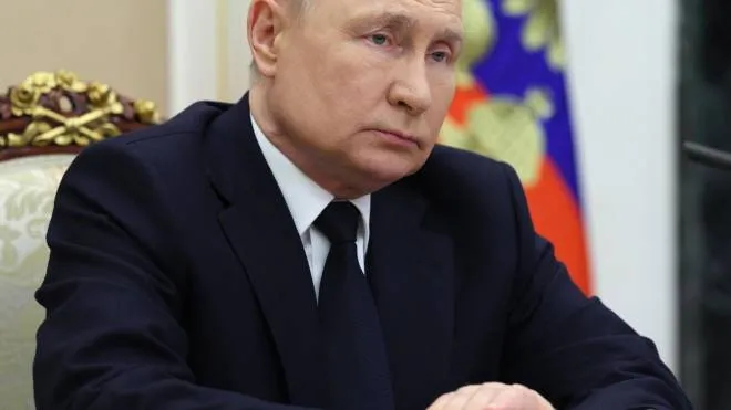 Il presidente russo Vladimir Putin, 70 anni, continua a minacciare l’Occidente