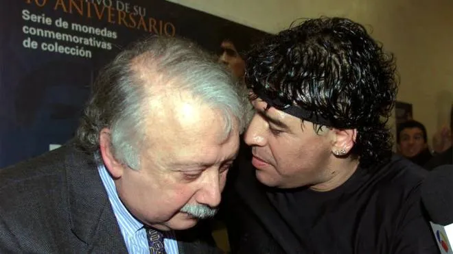 20010112-ROMA-SPR- MARADONA A ROMA: CONFERENZA STAMPA. Diego Armando Maradona con il suo gtrande amico Gianni Mina',  durante la conferenza stampa di questa sera a Roma. MAURIZIO BRAMBATTI-ANSA-CD
