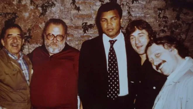 Gianni Minà (l’ultimo a destra) tra i suoi amici: Gabriel García Márquez, Sergio Leone, Muhammad Ali, Robert De Niro