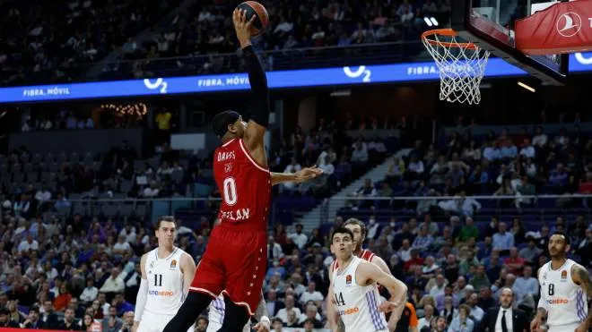 epa10527469 Armani Milano's Brandon Davies goes to the basket during the Euroleague basketball match between Real Madrid and Olimpia Milano held at Wizink Center arena in Madrid, central Spain, 16 March 2023.  EPA/JUANJO MARTIN