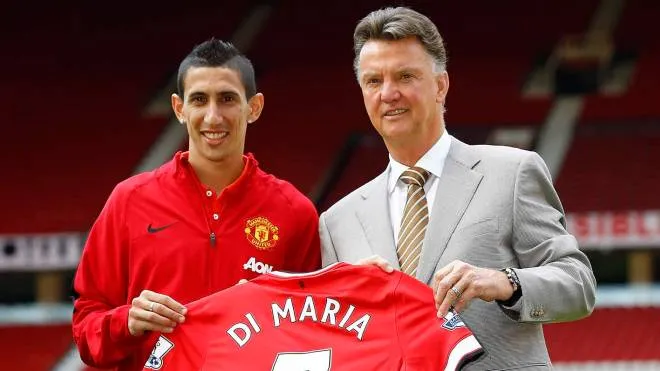 Manchester United's new signing Angel Di Maria (L) poses for a photograph with his shirt and with manager Louis van Gaal at Old Trafford in Manchester, northern England  August 28, 2014.  Manchester United have signed Di Maria from Real Madrid for a British record transfer fee of almost 60 million pounds ($99.40 million).  REUTERS/Darren Staples   (BRITAIN - Tags: SPORT SOCCER)