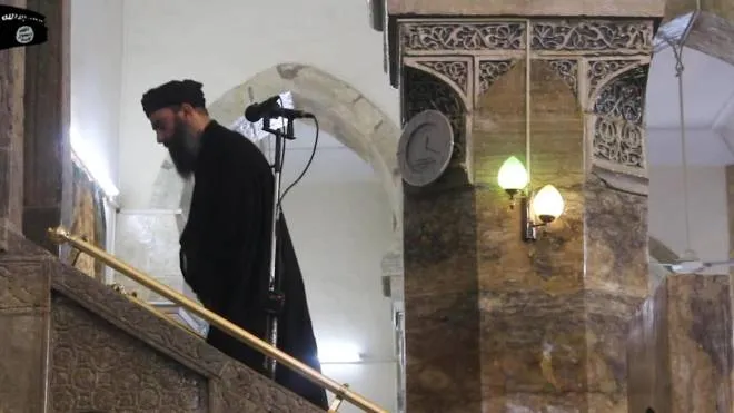 Il frame tratto da Youtube mostra il califfo dello "stato islamico" tra Iraq e Siria, Abu Bakr Al Baghdadi, mentre recita la preghiera quotidiana in una moschea di Mosul, Beirut, 5 Luglio 2014. ANSA/ WEB/ YOUTUBE

+++ NO SALES, NO ARCHIVE, NO TV, EDITORIAL USE ONLY +++