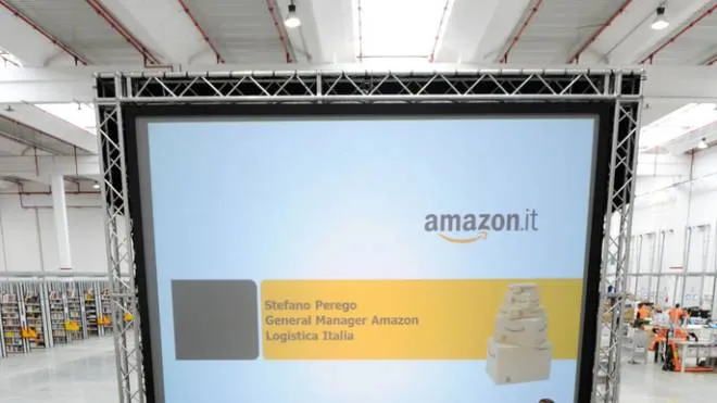 L'inaugurazione del primo centro logistico italiano di Amazon a Castel San Giovanni, Piacenza, 27 ottobre 2011.
ANSA/PIERPAOLO FERRERI