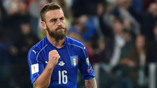 Italy's midfielder Daniele De Rossi celebrates after scoring a penalty during the WC 2018 football qualification match between Italy and Spain on October 6, 2016 at the Juventus stadium in Turin / AFP PHOTO / GIUSEPPE CACACE