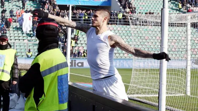 Inter's Argentinian forward Mauro Icardi argues with Inter's supporters at the end of the Italian Serie A soccer match US Sassuolo vs FC Inter at Mapei Stadium in Reggio Emilia, Italy, 01 February 2015.
ANSA/SERENA CAMPANINI