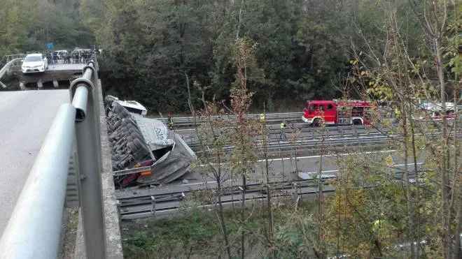 In un'immagine il crollo della rampa di uscita da Annone Brianza della statale 36 verificatosi nel pomeriggio del 28 ottobre 2016. Un camion che stava transitando sul cavalcavia e' precipitato sulla carreggiata sottostante. Il cavalcavia è crollato sulla SS36 ad Annone Brianza alle 17.20: il ponte ha ceduto mentre stava transitando un tir con un trasporto eccezionale, che ha schiacciato alcune auto. La Milano-Lecco, secondo quanto riferito dalla polizia stradale di Lecco, è bloccata in entrambe le direzioni di marcia. Le uscite obbligatorie sono a Suello in direzione sud e a Bosisio Parini in direzione Nord.    ANSA