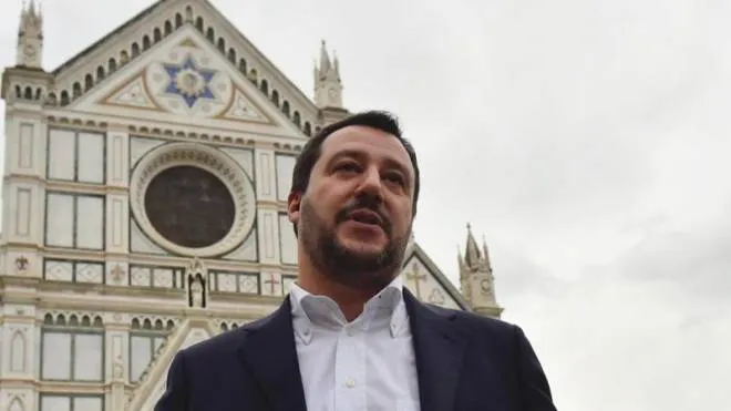Il leader della Lega Nord Matteo Salvini posa per i fotografi in piazza Santa Croce in occasione della presentazione della manifestazione di sabato prossimo in piazza santa Croce, Firenze, 8 novembre 2016. ANSA/MAURIZIO DEGL INNOCENTI