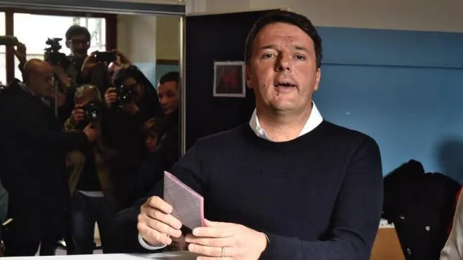 Il presidente del Consiglio Matteo Renzi, con la moglie Agnese, vota per il Referendum Costituzionale al seggio n 3 alla scuola Edmundo de Amicis a Pontassieve (Firenze), 4 dicembre 2016. ANSA/ MAURIZIO DEGL'INNOCENTI