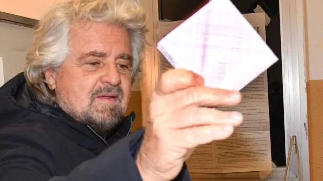 Il leader del Movimento Cinque Stelle Beppe Grillo dopo aver votato al seggio 617 di Genova S.Ilario, 04 dicembre 2016.
ANSA/LUCA ZENNARO