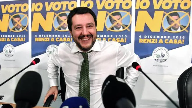 Il segretario della Lega Nord Matteo Salvini sorridente durante un incontro con i giornalisti dopo l'annuncio delle dimissioni di Matteo Renzi nella sala stampa allestita nella sede della Lega Nord in via Bellerio, 5 dicembre 2016. Ansa/Daniel Dal Zennaro