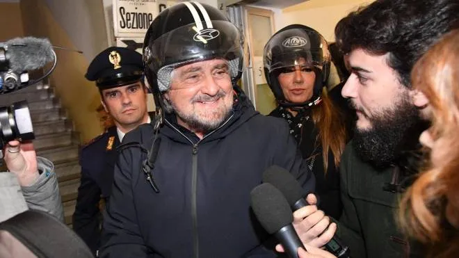 Il leader del Movimento Cinque Stelle Beppe Grillo dopo aver votato al seggio 617 di Genova S.Ilario, 04 dicembre 2016.
ANSA/LUCA ZENNARO