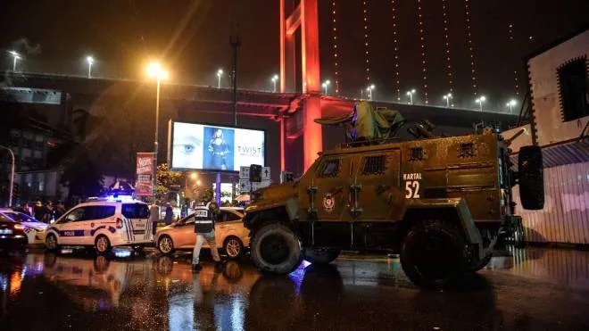 epa05693518 Policemen secure the area after a gun attack on Reina, a popular night club in Istanbul near the Bosphorus, early morning in Istanbul, Turkey 01 January 2017. At least two people were killed and dozens others were wounded in the attack, local media reported.  EPA/STR