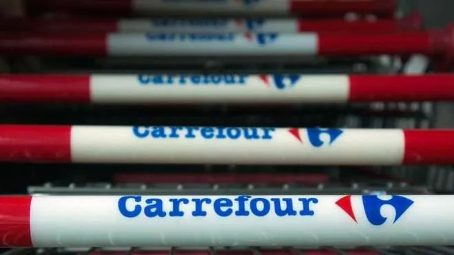 Carrefour taglia 500 posti e tre negozi (foto Ansa)